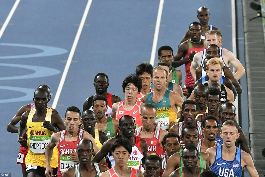 Vấp ngã trên đường chạy, Mo Farah vẫn giành HCV ảnh 1